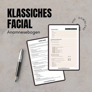Puede incluir: Dos tabletas digitales que muestran formularios, con las palabras "KLASSICHES FACIAL" y "Anamnesebogen" en texto negro grande. Un bolígrafo plateado y negro descansa sobre la superficie. El fondo es de color marrón claro neutro.