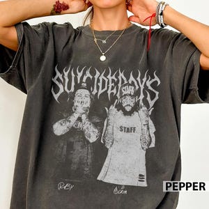 Op de afbeelding: Een rustiek houten bord met de tekst "Welcome to our home" in witte letters. Het bord heeft een verweerde afwerking en een eenvoudig, uitnodigend ontwerp, ideaal voor entree decoratie.