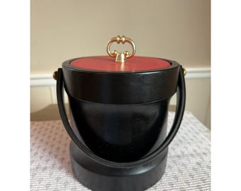 Cubitera aislante vintage Kraftware de vinilo negro y rojo, estilo MCM, con asa dorada.