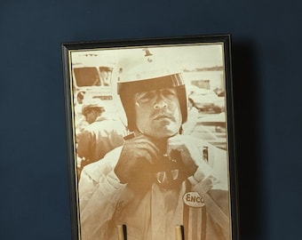 Fotografía vintage de carreras de AJ Foyt enmarcada por ENCO con parche de ENCO.