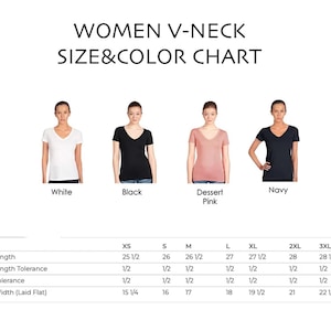 Pu&ograve; includere: Tabella delle taglie per camicie a collo a V da donna in bianco, nero, rosa e blu navy. La tabella mostra le taglie XS a 3XL con misure in pollici per la lunghezza del corpo, la tolleranza di lunghezza del corpo, la tolleranza del petto e la larghezza del petto.