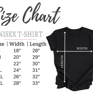 Pu&ograve; includere: Tabella delle taglie per una t-shirt unisex con misure in pollici. La tabella mostra la larghezza e la lunghezza della t-shirt nelle taglie S, M, L, XL, 2XL e 3XL.