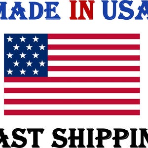 Pu&ograve; includere: Made in USA con spedizione veloce. Una bandiera americana rossa, bianca e blu con 13 strisce orizzontali e 50 stelle bianche su un campo blu.