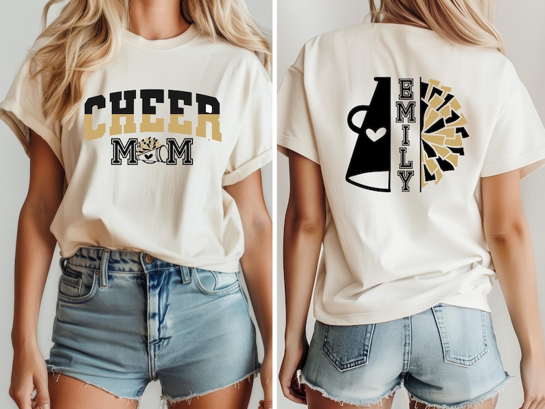 Pu&ograve; includere: Maglietta bianca con testo nero e oro che dice "Cheer Mom" sul davanti. La parte posteriore della maglietta ha un megafono nero con un cuore bianco e il testo "Emily" in nero e oro.