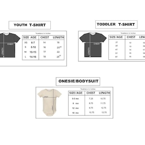 Pu&ograve; includere: Tabella delle taglie per t-shirt per bambini, neonati e body. La tabella mostra la taglia, l'et&agrave;, la misura del torace in pollici e la lunghezza in pollici per ogni taglia.