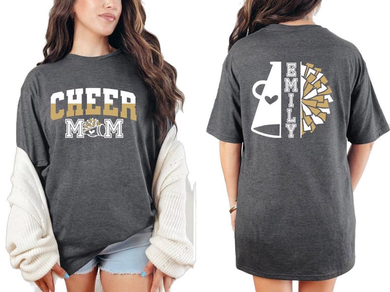 Pu&ograve; includere: Una maglietta grigia con la scritta "Cheer Mom" sul davanti e un megafono bianco con la scritta "Emily" sul retro. Il megafono &egrave; diviso a met&agrave; con un pompon dorato e bianco sul lato destro.
