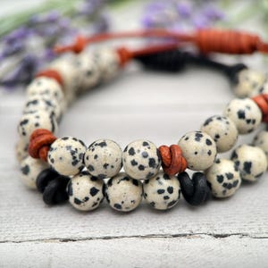 Bracelet en cuir et jaspe dalmate. Choisissez le cuir noir ou brun rustique