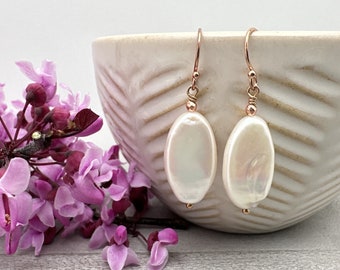 Superbes boucles d'oreilles en perles de champagne et or rose 14 carats. Nacre épaisse et brillante