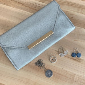 Cartera de viaje para guardar joyas. Cartera organizadora de cuero sintético con ranura para anillos y bolsillos con cremallera