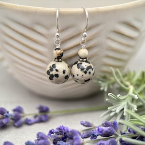 Boucles d&#39;oreilles en jaspe dalmate. Imprimé animal noir et blanc avec argent sterling