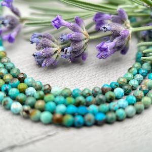 Collana di perline sfaccettate multicolori in turchese e argento sterling. Perline da 3 mm.