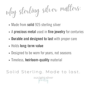 Op de afbeelding: Witte afbeelding met de tekst "why sterling silver matters:" en opsommingstekens over de kwaliteiten van sterling zilver. De tekst bevat "Made from solid 925 sterling silver" en "Solid Sterling. Made to last."