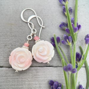 Orecchini a forma di fiore con conchiglia regina / Orecchini a forma di rosa rosa chiaro / Argento sterling 925 massiccio / Gioielli da spiaggia tropicale