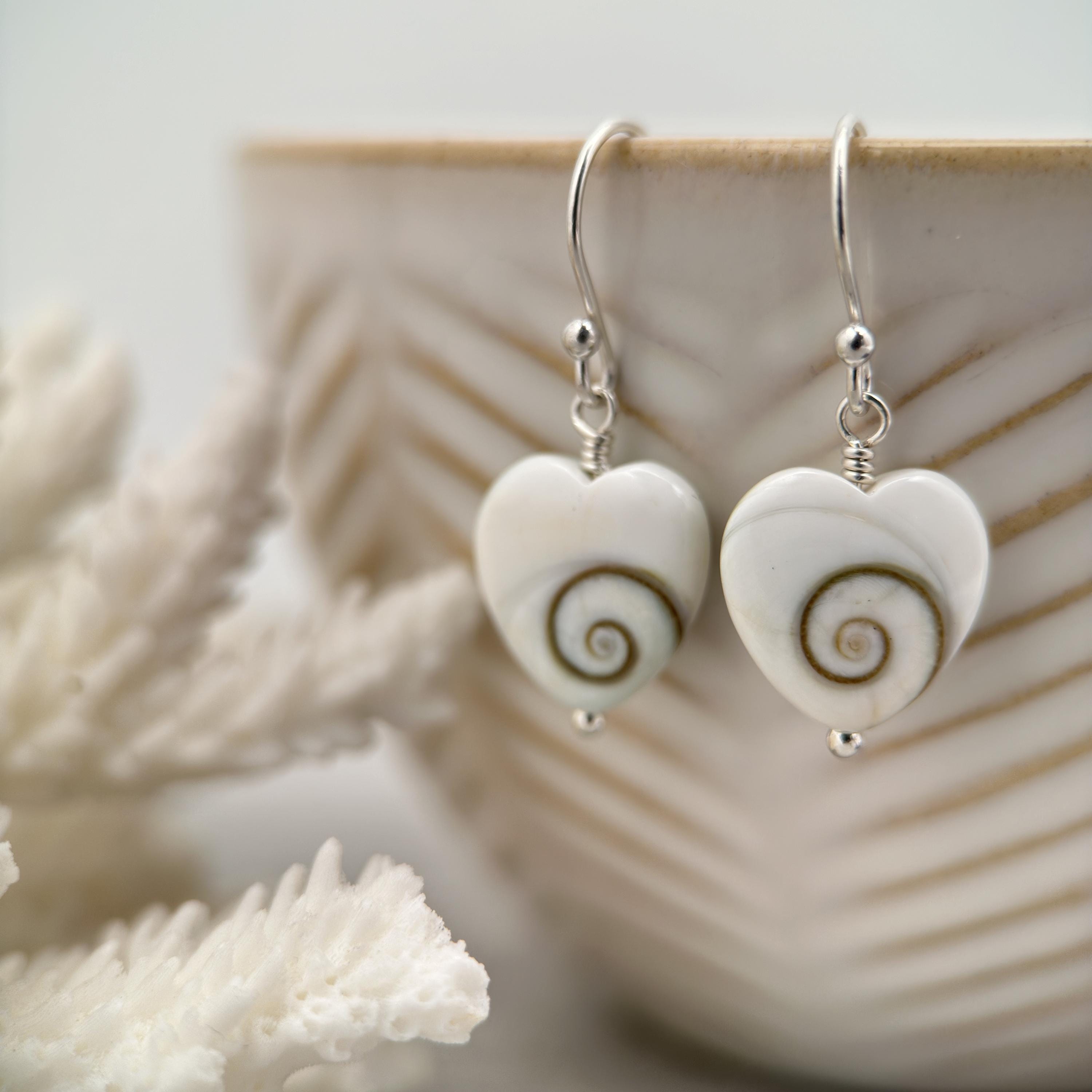 シヴァアイシェル可愛い5連ピアスチャーム·͜· ︎︎ Shiva Eye Shell Earrings - Etsy