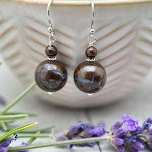 Australiska örhängen med boulderopal och sterlingsilver