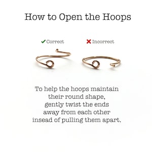Op de afbeelding: Afbeelding die laat zien hoe je oorringen opent. De tekst luidt "How to Open the Hoops" met een "Correct" en "Incorrect" voorbeeld. Instructies adviseren om de uiteinden voorzichtig te draaien om de ronde vorm te behouden.