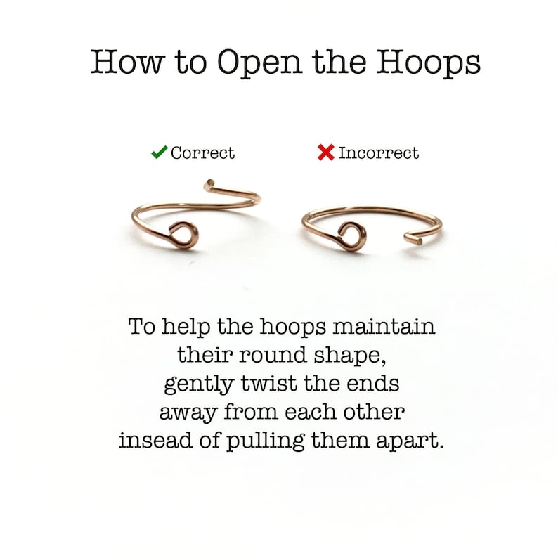 Op de afbeelding: Afbeelding die laat zien hoe je oorringen opent. De tekst luidt "How to Open the Hoops" met een "Correct" en "Incorrect" voorbeeld. Instructies adviseren om de uiteinden voorzichtig te draaien om de ronde vorm te behouden.