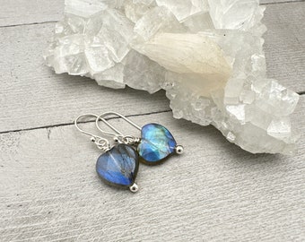 Boucles d'oreilles cœur en labradorite à facettes et argent sterling. Pierres lumineuses flashy