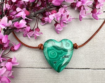 Collier coeur malachite en cristal et cuir marron rustique. LE DERNIER !