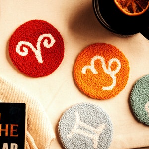 Sternzeichen Punchneedle Untersetzer, Horoskop Untersetzer, Astrologie Lesung, Sternzeichen Geschenk, getufteter Becher Teppich, okkulte Geschenke Stickerei Untersetzer, Wohnkultur