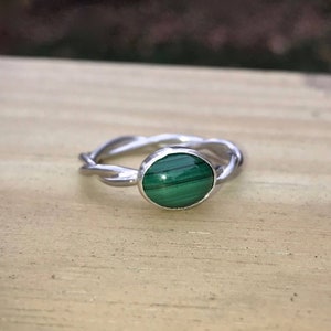 Anillo de banda giratoria de plata de ley con malaquita. Cabujón ovalado de malaquita.