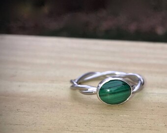 Malachite Sterling Silver Twist Band Ring. Oval malachite cabochon.