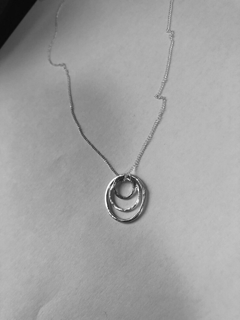 Triple Trio kreist Halskette von Kitty Stoykovich Designs. Drei Ringe Halskette. Handgemachte 925 Sterling Silberkreisanhänger. Bild 8