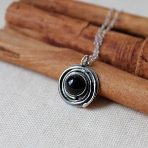 Schwarzer Onyx Sterling Silber Kreis Anhänger. Gute Energie Swirl von Silberdraht um Stein Halskette. Schwarz Schmuck. Geschenk für sie.