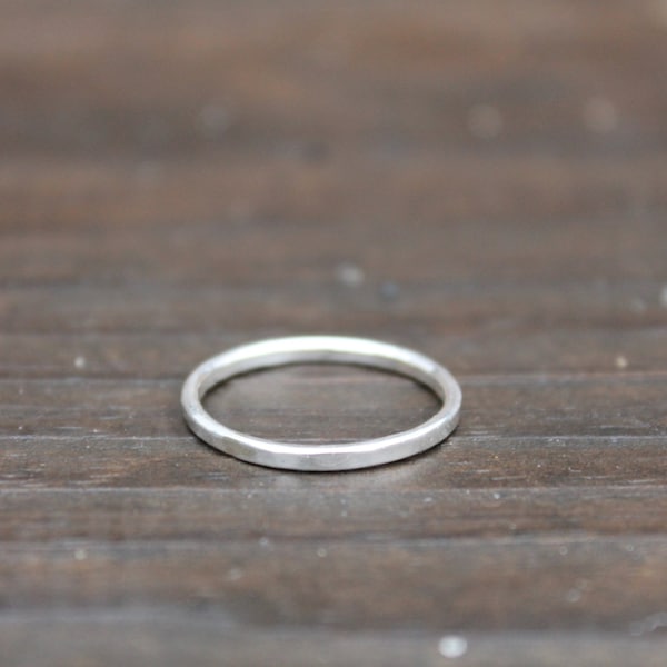 Anillo de pila Plata de primera ley anillo de apilamiento Banda delgada Texturizada Banda Simple Satinado o acabado brillante minimalista