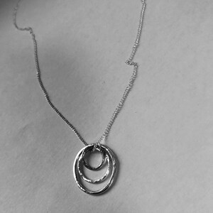 Triple Trio kreist Halskette von Kitty Stoykovich Designs. Drei Ringe Halskette. Handgemachte 925 Sterling Silberkreisanhänger. Bild 5