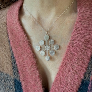 Collar de flor de copo de nieve con destellos de estrella en plata de ley