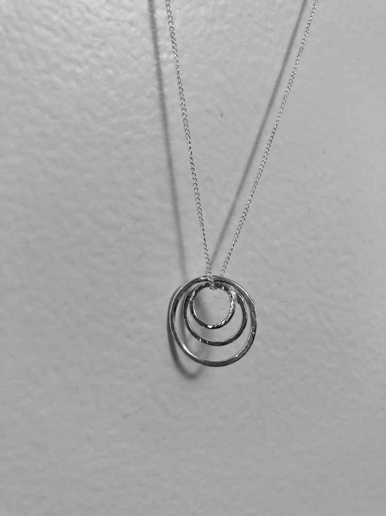 Triple Trio kreist Halskette von Kitty Stoykovich Designs. Drei Ringe Halskette. Handgemachte 925 Sterling Silberkreisanhänger. Bild 1