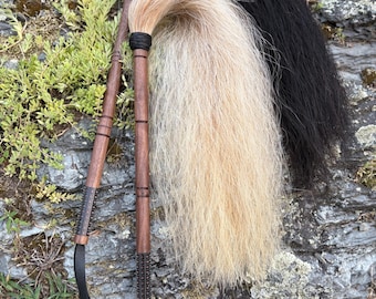 Espantamoscas artesanal de crin de caballo con mango de madera