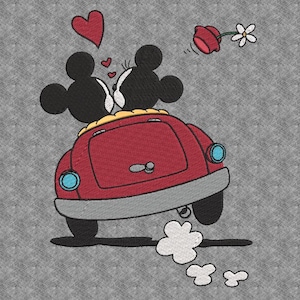 Könnte beinhalten: Ein rotes Auto mit einer weißen Abgasspur, gefahren von Mickey Mouse und Minnie Mouse. Mickey fährt und Minnie sitzt auf dem Beifahrersitz. Sie schauen sich an und lächeln. Über Mickeys Kopf befindet sich ein rotes Herz und über dem Auto eine rote Blume mit einer weißen Margerite.