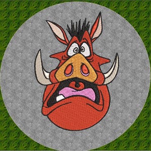 Puede incluir: Parche bordado con un jabalí de dibujos animados con expresión de sorpresa. El jabalí es rojo con un hocico marrón y grandes colmillos blancos. El parche circular está sobre un fondo gris con un patrón de hojas verdes.