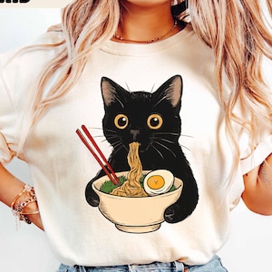 ヌードル猫シャツ、ラーメンを食べる猫シャツ、グルメ好きシャツ、黒猫ヌードルシャツ、レトロな猫Tシャツ、猫の飼い主へのギフト、黒猫シャツ