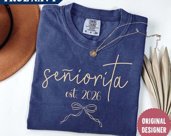 Camicia con fiocco Coquette Comfort Colors® Seniorita Est 2026, Camicia Senior, Camicia Senior 2026, Camicia Classe del 2026, Camicia regalo di laurea Coquette