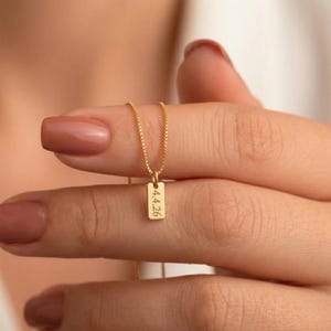 Mini collier date personnalisé, collier lettre gravé personnalisé en or 14 carats, cadeau personnalisé fête des mères, cadeau unique pour elle