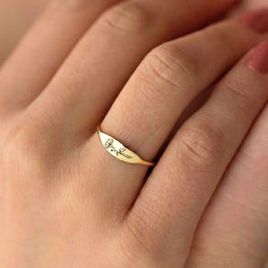 Anpassad födelseblomstring, personlig, elegant graverad blommig signetring, personlig mammapresent, stapelbar minimalistisk guldring, mammapresenter
