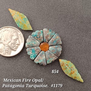 Könnte beinhalten: Ein türkisfarbenes und orangefarbenes Mosaik in Blumenform, das aus kleinen Steinen besteht. Das Mosaik ist von drei kleineren türkisfarbenen und orangefarbenen Steinen umgeben. Der Text "Mexican Fire Opal/Patagonia Turquoise. #1179" und "54 €" ist unterhalb des Mosaiks sichtbar.