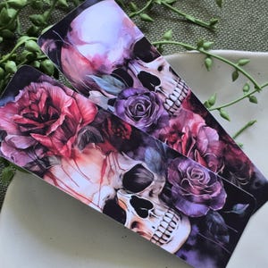 Schädel und Rosen Blumen Lesezeichen | Blumen Lesezeichen | Gothic Lesezeichen | Dunkles Lesezeichen | Lesezeichen Lesezeichen |