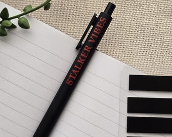 Penna a inchiostro gel Bookish: vibrazioni da stalker del romanticismo oscuro, regalo per gli amanti dei libri