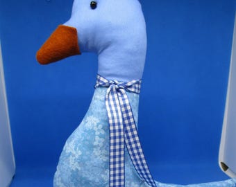 Adorno de ganso azul de peluche, ganso de tela estilo campestre con detalle de cinta a cuadros.