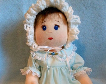 Muñeca bebé de terciopelo hecha a mano, vestido azul, gorro y patucos de ganchillo, pieza única.