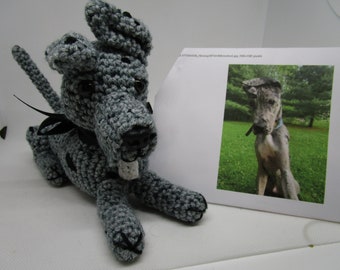 Peluche personalizado de Gran Danés Merle tejido a crochet, ideal para homenajes a perros (5" de alto x 11" de largo)