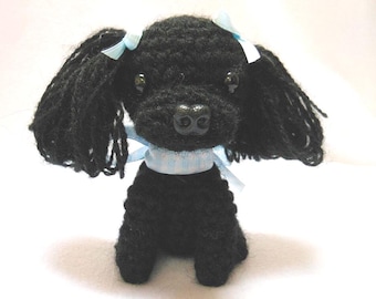 Caniche negro de ganchillo, perro de peluche amigurumi, hilo de lana acrílica