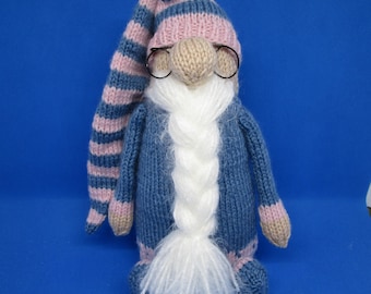Muñeco de gnomo tejido a mano con gafas, hilo de lana rosa y azul.
