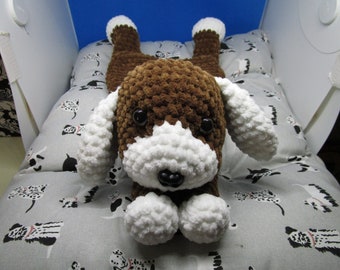 Peluche de perrito de ganchillo, de chenilla marrón y blanca.