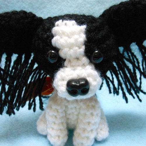 Amigurumi chien papillon au crochet, peluche noire et blanche