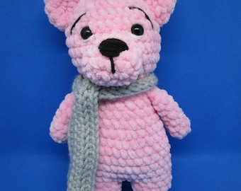 Oso de peluche de chenilla rosa de ganchillo con bufanda gris